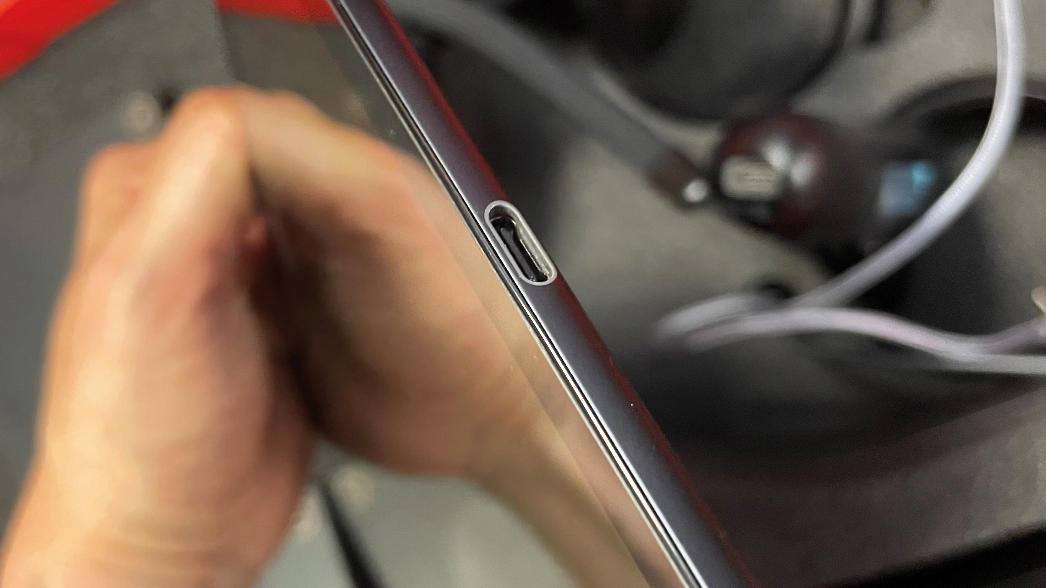 Gniazdo ładowania tabletu po odłączeniu przewodu ładowania.