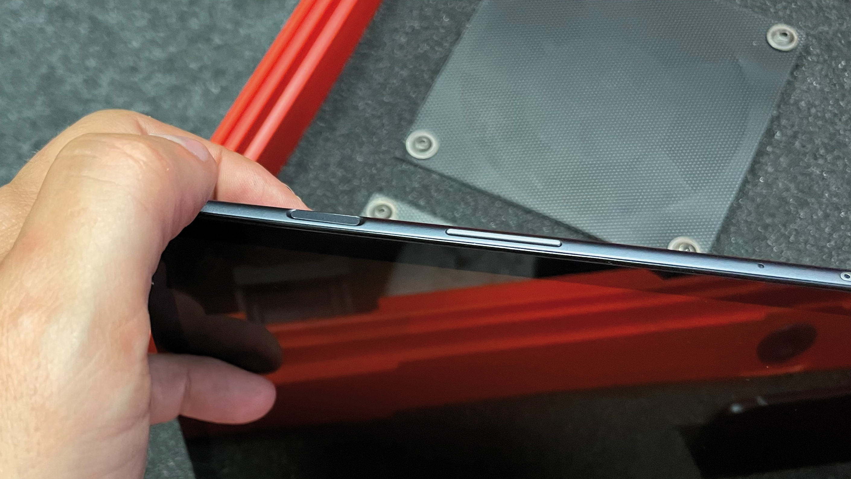 Widoczny przycisk uruchamiania tabletu. Bardziej na prawo regulator głośności.