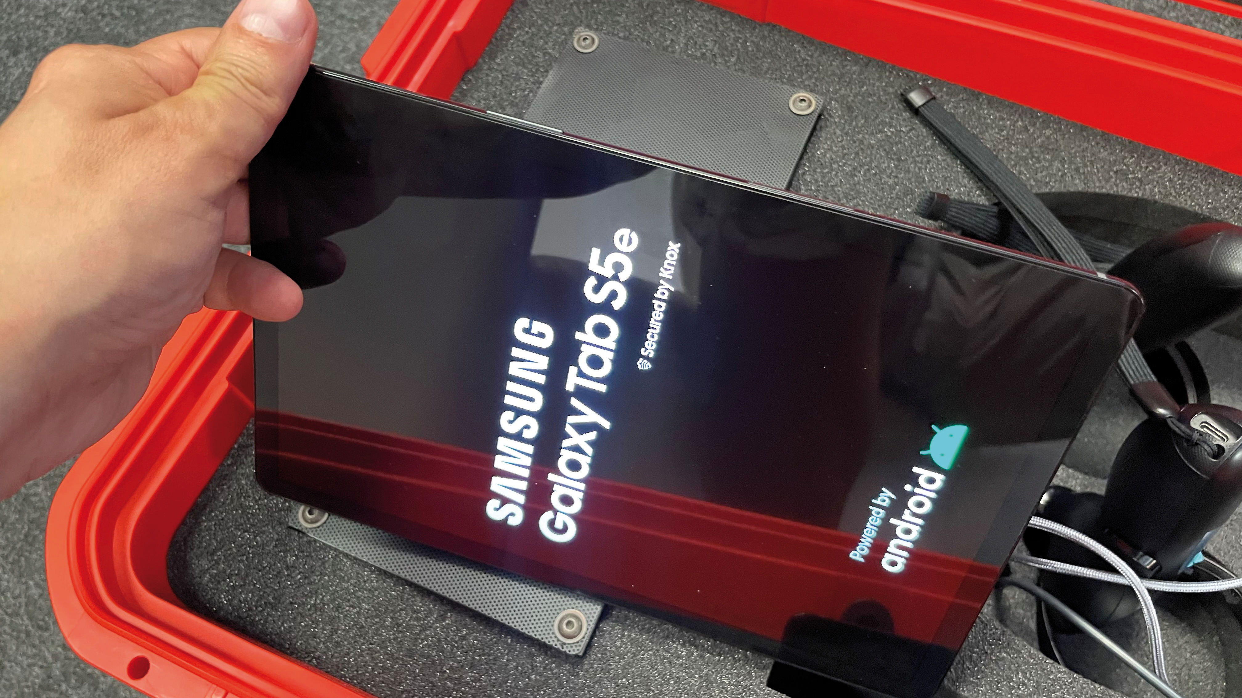 Zawartość ekranu tabletu zaraz po jego uruchomieniu. Widoczna plansza z modelem urządzenia i sygnaturą producenta.