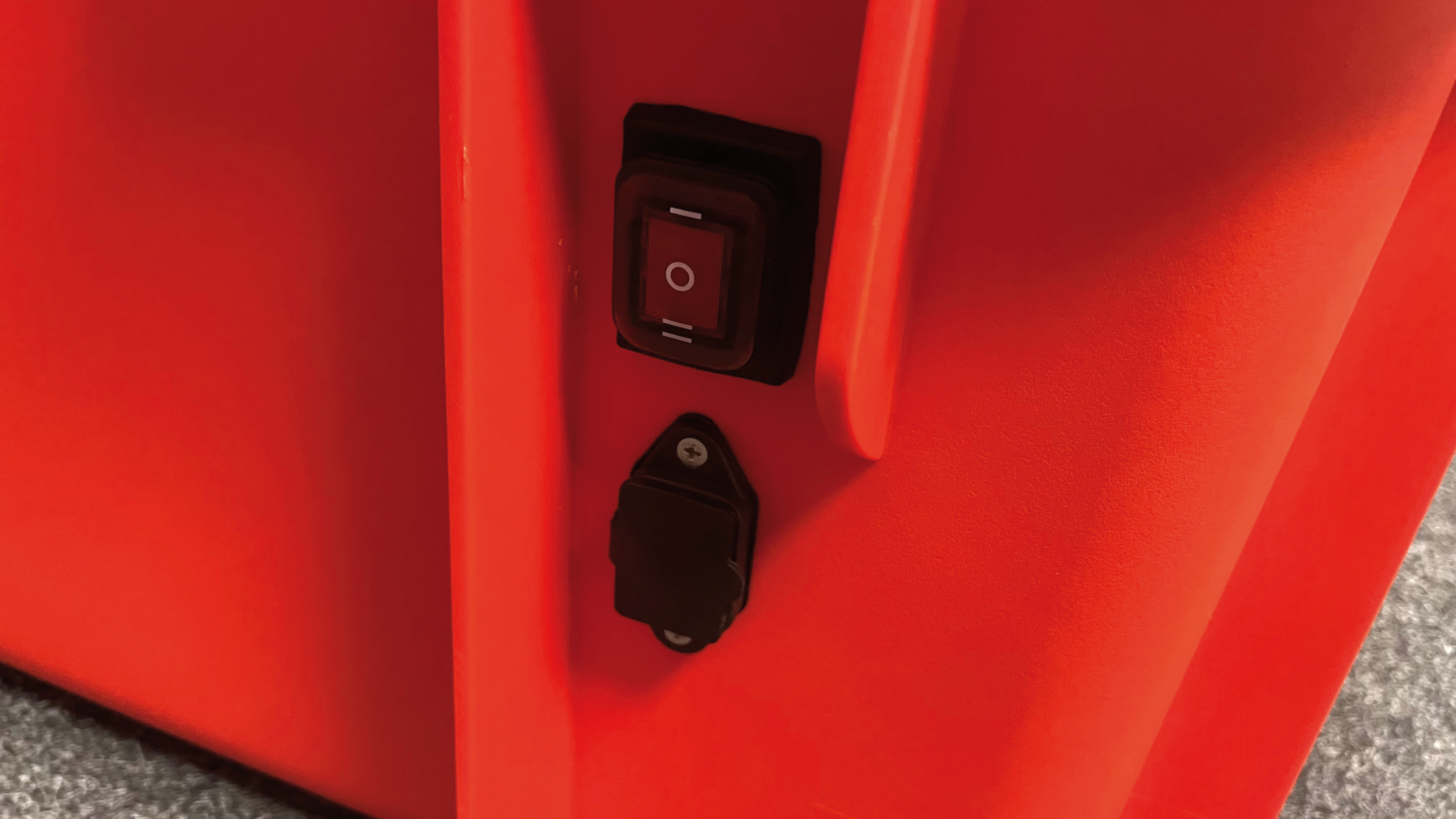 Włącznik pracy urządzenia umieszczony jest nad gniazdem zasilającym.