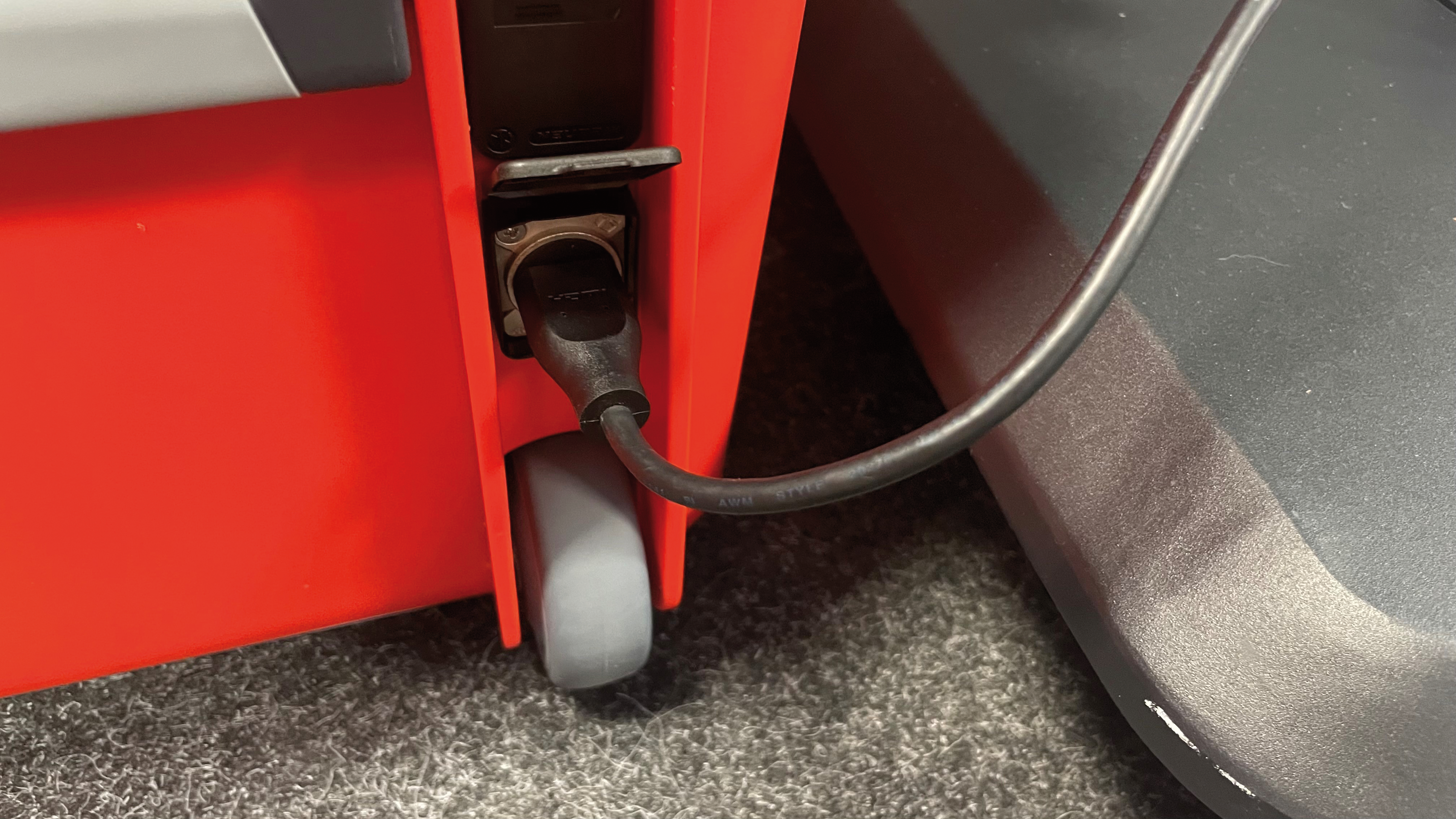 Gniazdo obrazu HDMI zabezpieczone jest osłoną przed wpływem czynnik&oacute;w atmosferycznych i zanieczyszczeń.