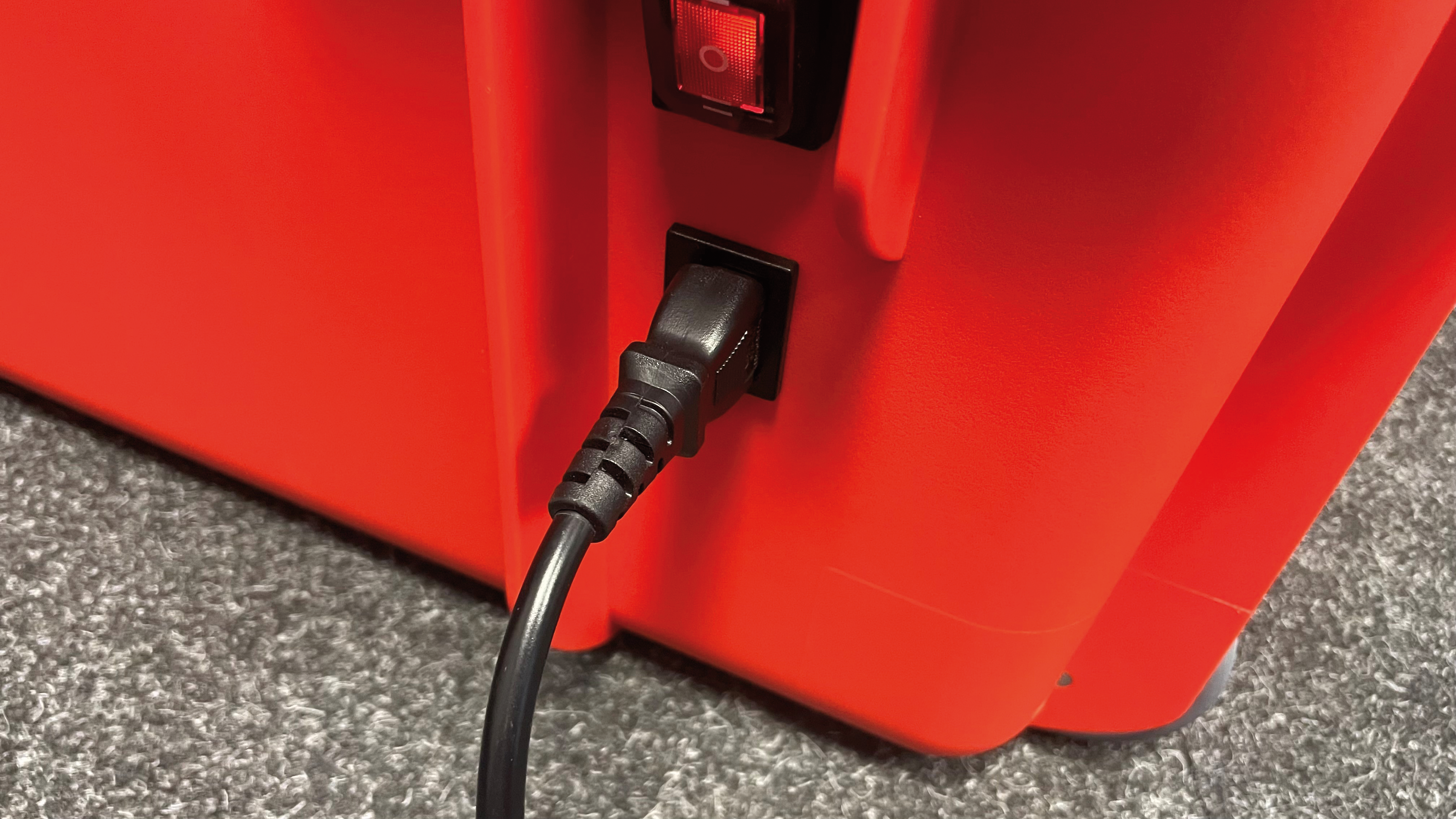 Widok włącznika pracy w pozycji II oraz gniazda zasilania.