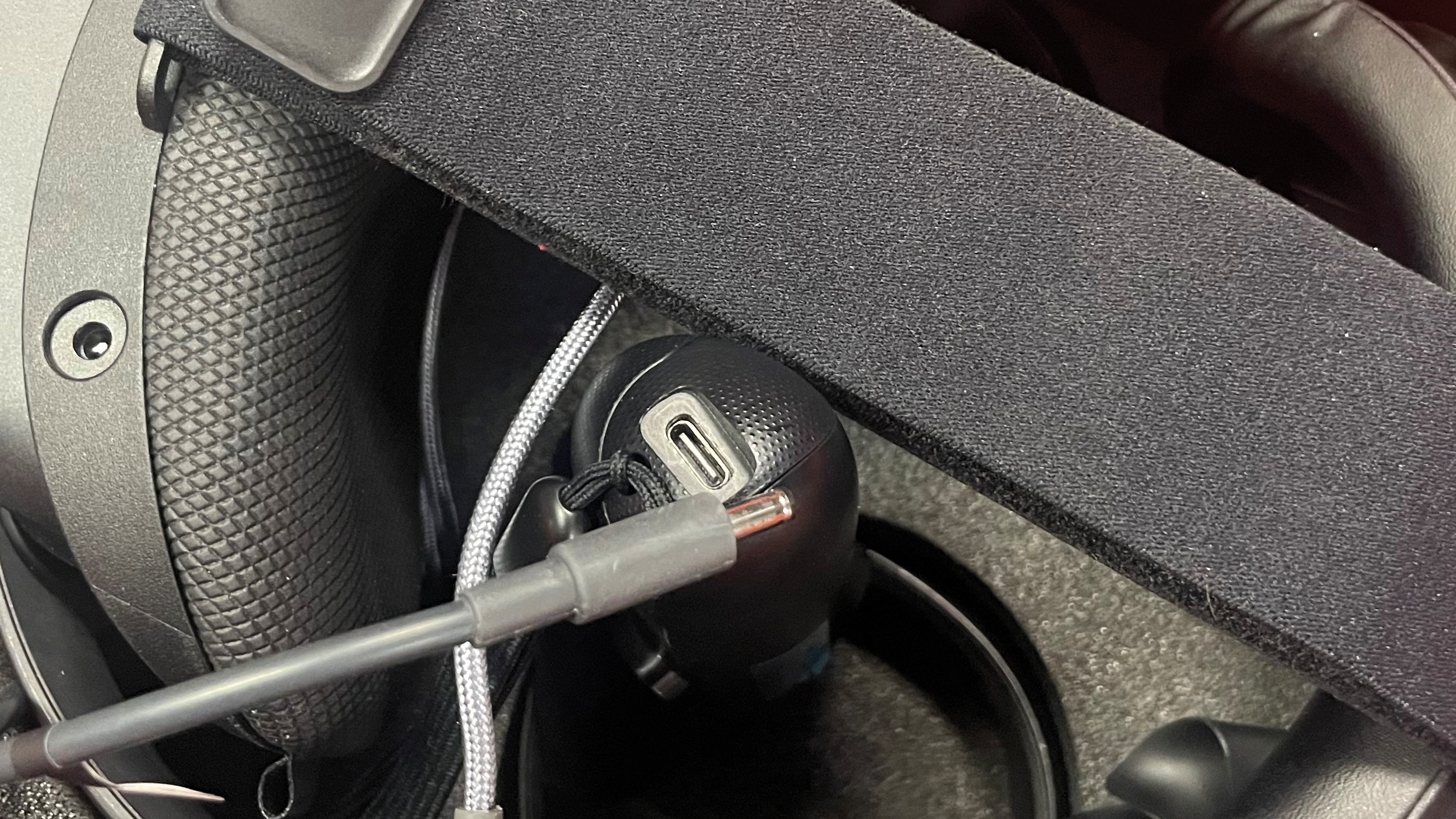 Gogle VR oraz tzw. kontrolery po odłączeniu przewod&oacute;w ładujących akumulatory.