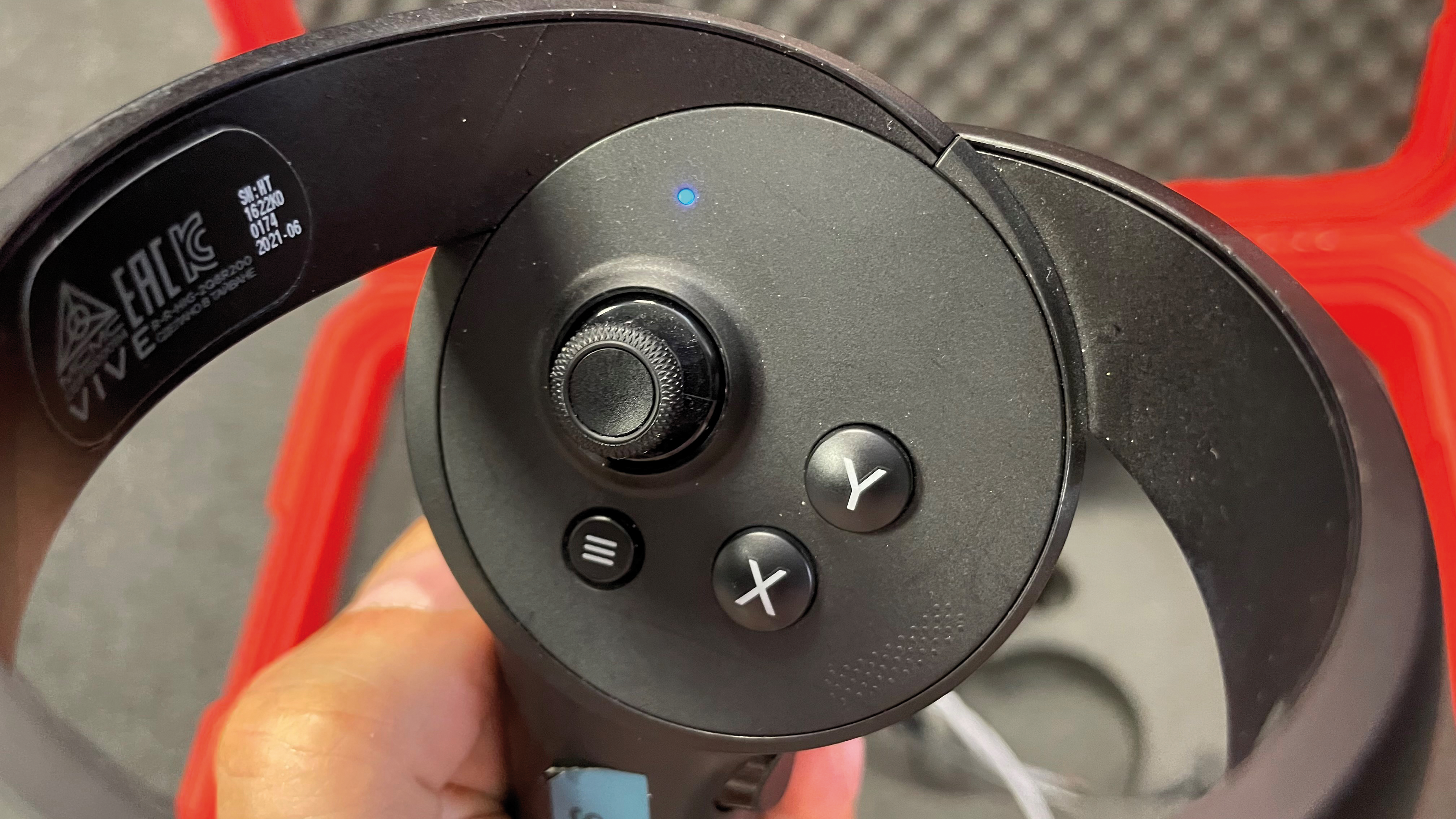 Manetka kontrolera po uruchomieniu. Widoczny przycisk włączania oznaczony symbolem ||| .