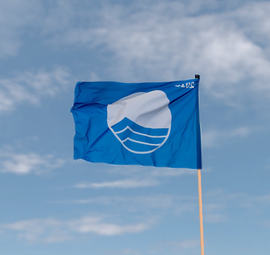 Niebieska flaga sygnalizująca, że dane kąpielisko posiada certyfikat jakości oraz ma wysoki standard czystości.